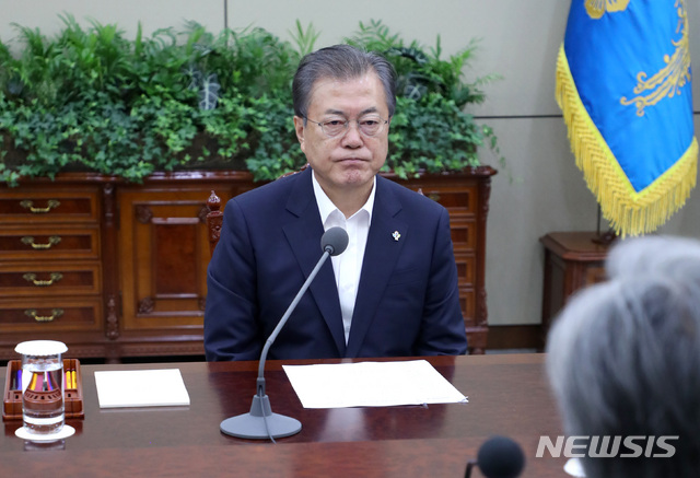 【서울=뉴시스】박진희 기자 = 문재인 대통령이 3일 청와대 본관에서 강경화 외교부 장관으로부터 헝가리 사고 관련 업무보고를 받고 있다. 2019.06.03. pak7130@newsis.com