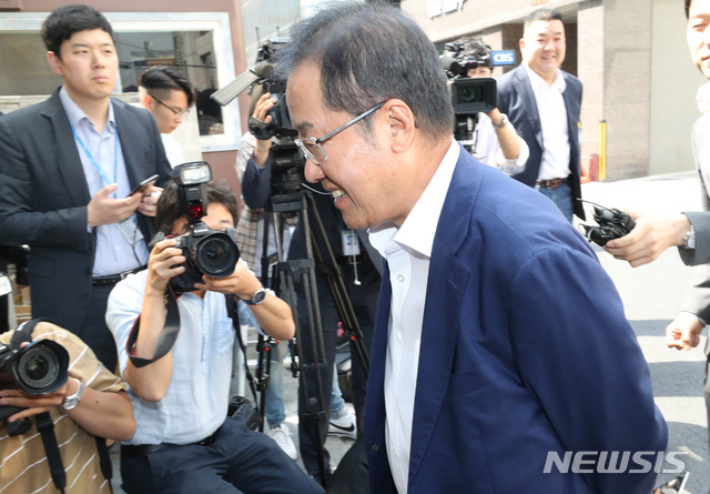 【서울=뉴시스】 전진환 기자 = 홍준표 전 자유한국당 대표가 3일 오전 유시민 노무현재단 이사장과 유튜브 '홍카레오(홍카콜라+알릴레오)' 맞짱토론 녹화를 위해 서울 강남의 한 스튜디오에 도착하고 있다. 2019.06.03. amin2@newsis.com