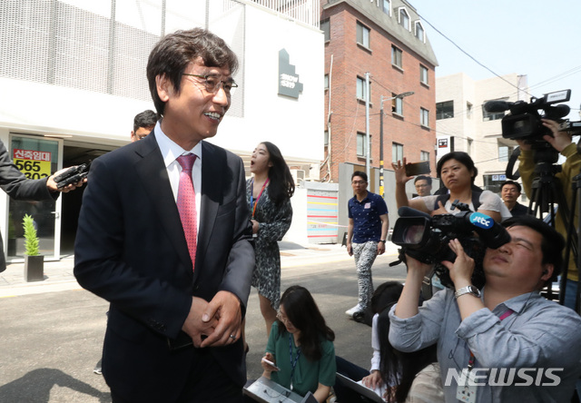 【서울=뉴시스】 전진환 기자 = 유시민 노무현재단 이사장이 3일 오전 홍준표 전 자유한국당 대표와 유튜브 '홍카레오(홍카콜라+알릴레오)' 맞짱토론 녹화를 위해 서울 강남의 한 스튜디오에 도착하고 있다. 2019.06.03. amin2@newsis.com