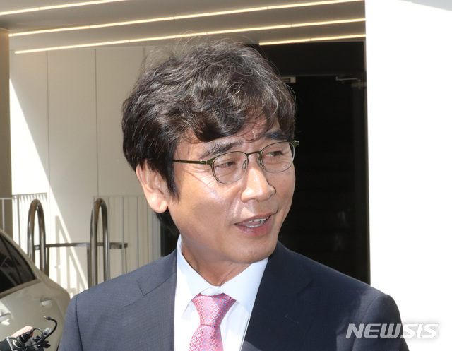 【서울=뉴시스】 전진환 기자 = 유시민 노무현재단 이사장이 3일 오전 홍준표 전 자유한국당 대표와 유튜브 '홍카레오(홍카콜라+알릴레오)' 맞짱토론 녹화를 위해 서울 강남의 한 스튜디오에 도착해 인터뷰하고 있다. 2019.06.03.&nbsp; amin2@newsis.com