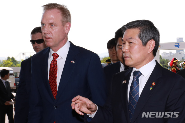 【서울=뉴시스】 고범준 기자 = 정경두 국방부 장관과 패트릭 섀너핸 미국 국방부장관 대행이 3일 오전 서울 용산구 국방부에서 의장행사를 마친 뒤 한미 국방장관회담을 하기 위해 들어서고 있다.2019.06.03. photo@newsis.com