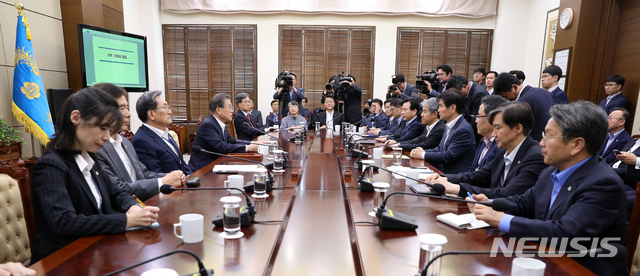 【서울=뉴시스】전신 기자 = 문재인 대통령이 3일 청와대 여민관에서 열린 수석·보좌관회의에서 모두발언하고 있다. 2019.06.03. photo1006@newsis.com