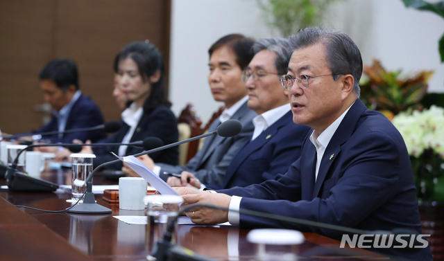 【서울=뉴시스】전신 기자 = 문재인 대통령이 3일 청와대 여민관에서 열린 수석·보좌관회의에서 모두발언하고 있다. 2019.06.03. photo1006@newsis.com