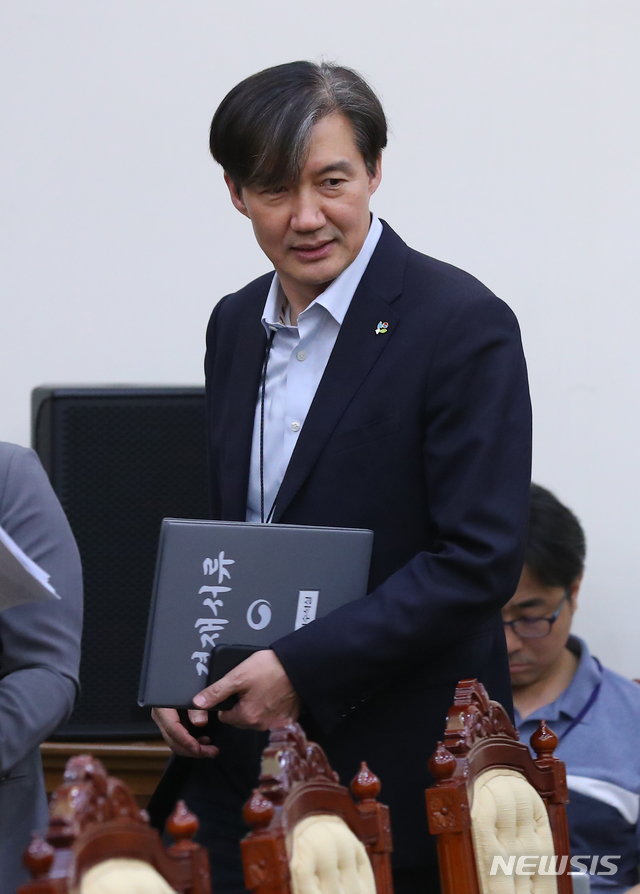 【서울=뉴시스】전신 기자 = 조국 민정수석이 3일 청와대 여민관에서 열린 수석·보좌관회의에 참석하고 있다. 2019.06.03. photo1006@newsis.com