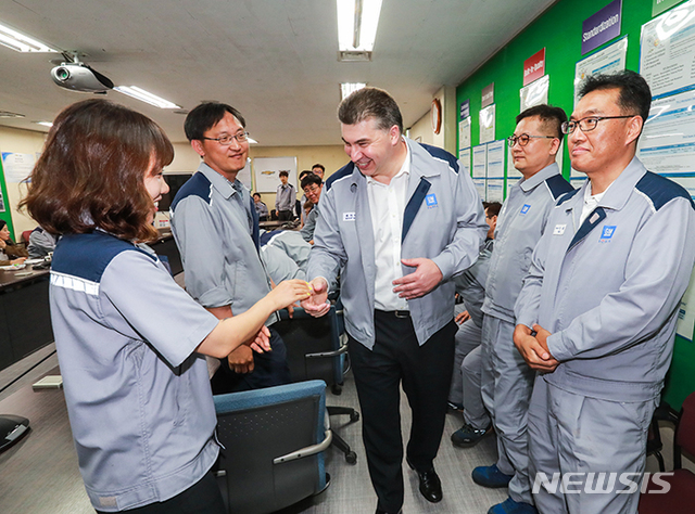 【서울=뉴시스】한국지엠 카허 카젬(Kaher Kazem) 사장이 3일 경남 창원 사업장을 방문해 직원들을 격려하고 있다. 2019.06.03. (사진=한국지엠 제공) photo@newsis.com