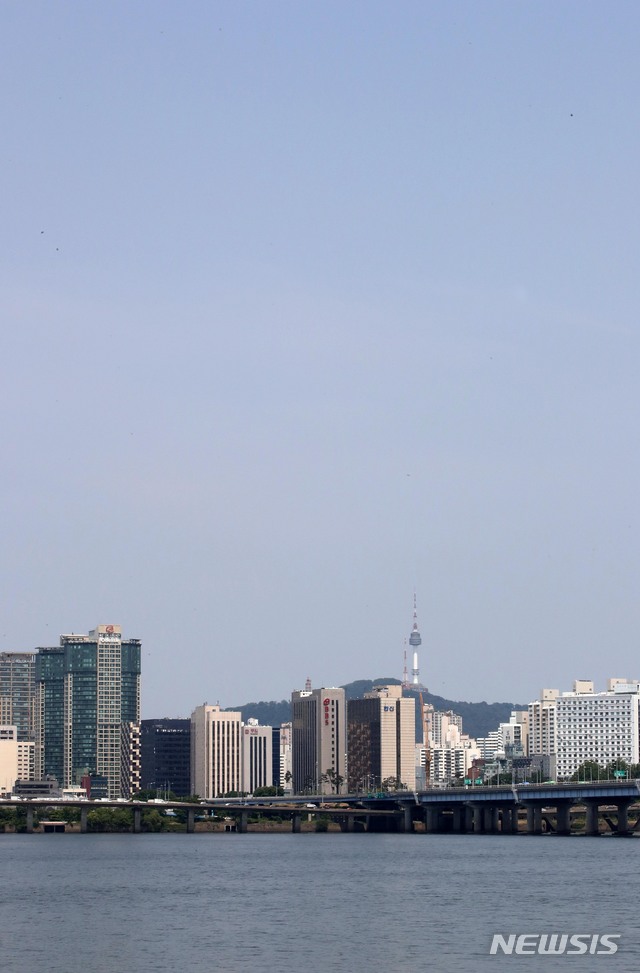 【서울=뉴시스】 고범준 기자 = 전국이 맑고 불볕더위를 보인 지난 3일 오후 서울 여의도 한강공원 물빛광장에서 바라본 하늘이 구름 한점없이 깨끗하게 보이고 있다. 2019.06.03. bjko@newsis.com