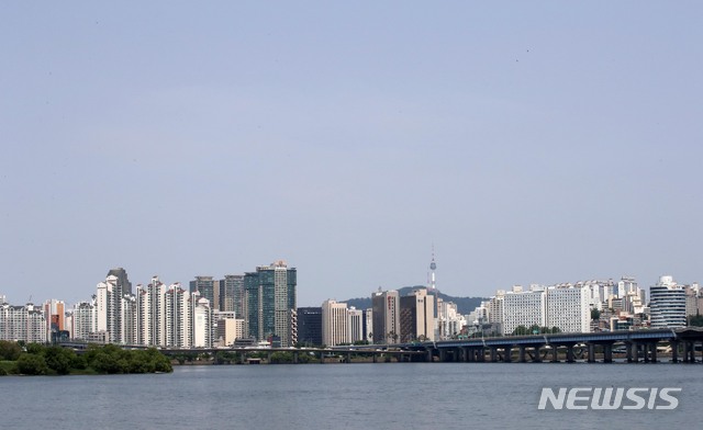 【서울=뉴시스】 고범준 기자 = 전국이 맑고 불볕더위를 보인 지난 3일 오후 서울 여의도 한강공원 물빛광장에서 바라본 하늘이 구름 한점없이 깨끗하게 보이고 있다. 2019.06.03. bjko@newsis.com