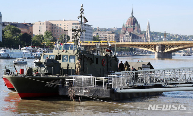 【부다페스트(헝가리)=뉴시스】추상철 기자 = 3일 오전(현지시각) 헝가리 부다페스트 다뉴브강 유람선 사고현장인근에 마련된 현장CP 선착장에서 헝가리 구조대가 수색준비를 하고 있다. 2019.06.03.&nbsp; scchoo@newsis.com
