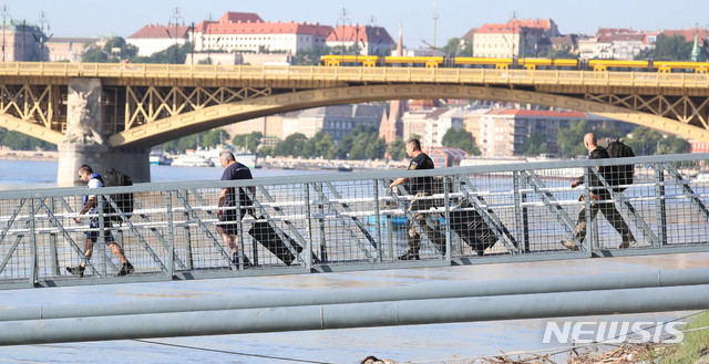 【부다페스트(헝가리)=뉴시스】추상철 기자 = 3일 오전(현지시각) 헝가리 부다페스트 다뉴브강 유람선 사고현장인근에 마련된 현장CP에서 헝가리 구조대가 선착장으로 이동하고 있다. 2019.06.03.&nbsp;&nbsp; scchoo@newsis.com