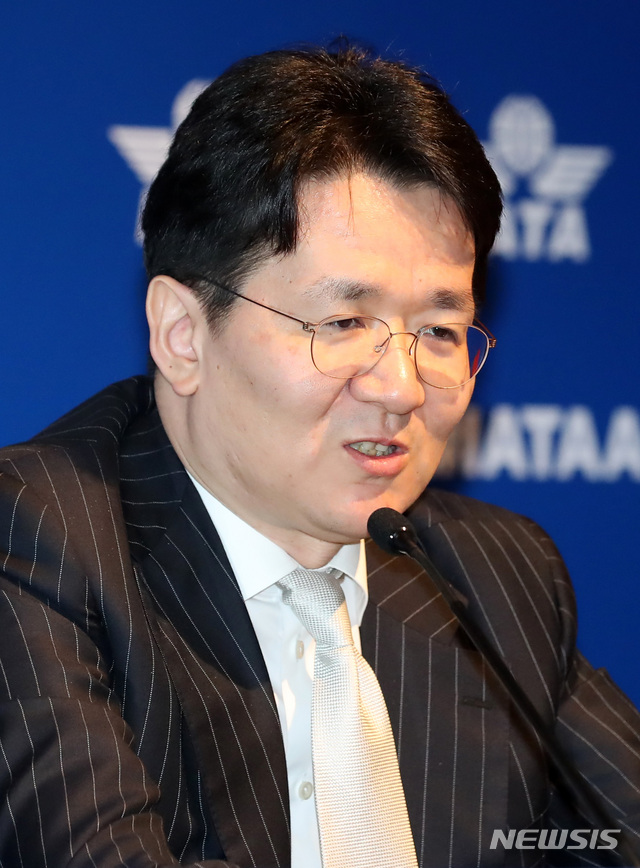 【서울=뉴시스】이영환 기자 = 국제항공운송협회(IATA) 연차총회 마지막날인 3일 오후 조원태 대한항공 사장이 서울 강남구 코엑스에서 기자간담회를 하고 있다. 2019.06.03.  20hwan@newsis.com