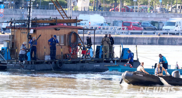 【부다페스트(헝가리)=뉴시스】추상철 기자 = 3일 오전(현지시각) 헝가리 부다페스트 다뉴브강 유람선 사고현장에서 헝가리 구조대가 수중수색을 위한 사전 준비작업을 하고 있다. 2019.06.03.&nbsp; scchoo@newsis.com