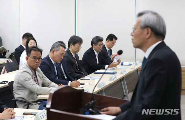 【서울=뉴시스】 전진환 기자 = 한국조세재정연구원 주최 주류과세체계의 개편에 관한 공청회가 열린 3일 오후 서울 양재동 aT센터에서 주류 업계 관계자들이 김유찬 한국조세재정연구원장의 개회사를 듣고 있다.&nbsp; 이날 토론에는 강성태 한국주류산업협회장, 경기호 한국막걸리협회 수석부회장, 이종수 무학 사장, 임성빈 한국수제맥주협회장 등이 참석했다. 2019.06.03.&nbsp; amin2@newsis.com 