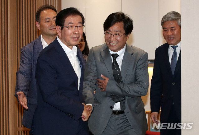 【서울=뉴시스】박미소 기자 =박원순(왼쪽) 서울시장과 양정철 민주당 민주연구원장이 3일 서울 중구 서울시청 시장실에서 열린 면담에 앞서 악수를 나누고 있다.두 사람은 이 자리에서 서울시의 싱크탱크인 서울연구원과 더불어민주당 싱크탱크인 민주연구원의 공동연구 협약을 통해 양 기관의 정책 공조를 약속했다.2019.06.03. photo@newsis.com