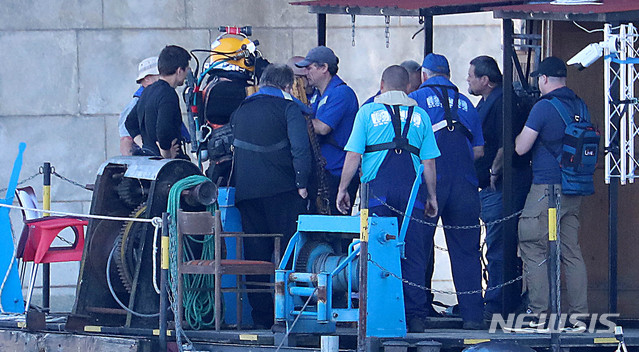 【부다페스트(헝가리)=뉴시스】추상철 기자 = 3일 오전(현지시각) 헝가리 부다페스트 다뉴브강 유람선 사고현장에서 헝가리 구조대가 수중수색을 위한 잠수부를 투입하고 있다. 2019.06.03.&nbsp;&nbsp; scchoo@newsis.com