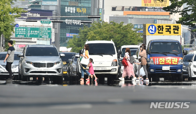【대구=뉴시스】우종록 기자 = 대구 낮 기온이 33도를 웃도는 등 무더운 날씨를 보인 3일 오후 대구 중구 덕산동 동아백화점 쇼핑점 앞 대로에 지열로 인한 아지랑이가 피어오르고 있다. 2019.06.03. wjr@newsis.com