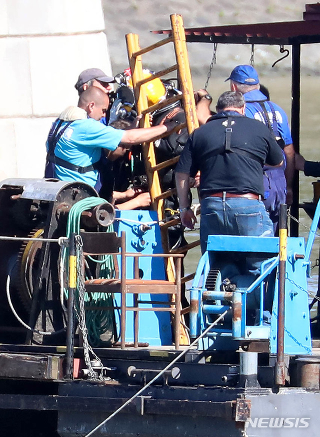 【부다페스트(헝가리)=뉴시스】추상철 기자 = 3일 오전(현지시각) 헝가리 부다페스트 다뉴브강 유람선 사고현장에서 헝가리 구조대의 잠수부가 수중수색을 마친후 선박에 복귀하고 있다. 2019.06.03.&nbsp;&nbsp; scchoo@newsis.com