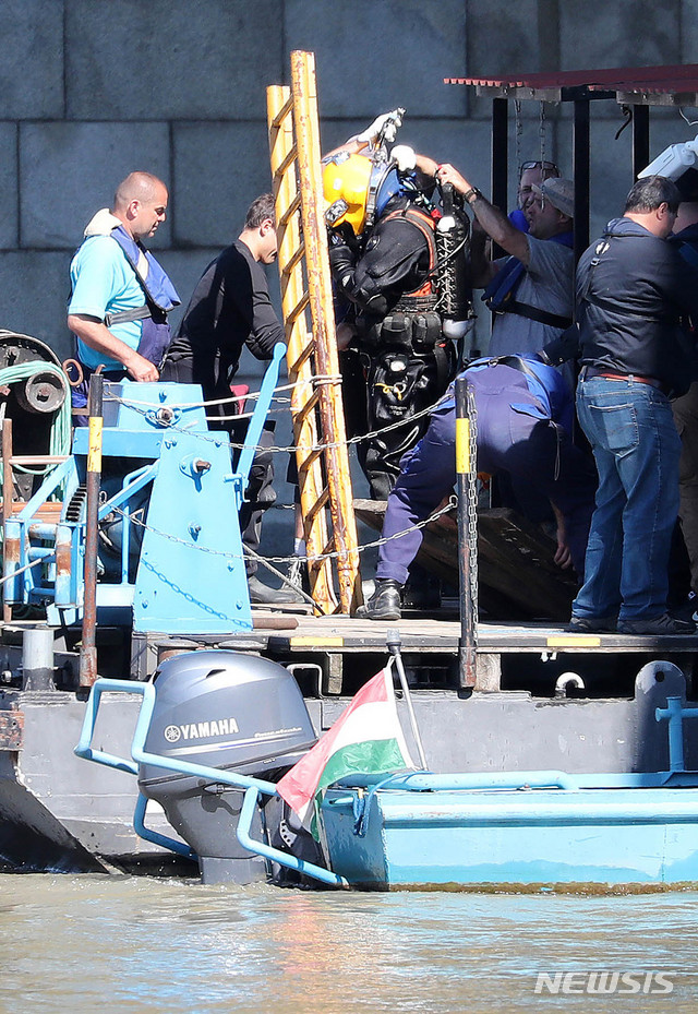 【부다페스트(헝가리)=뉴시스】추상철 기자 = 3일 오전(현지시각) 헝가리 부다페스트 다뉴브강 유람선 사고현장에서 헝가리 구조대 잠수부가 수중수색을 마친 후 복귀하고 있다. 2019.06.03.&nbsp; scchoo@newsis.com