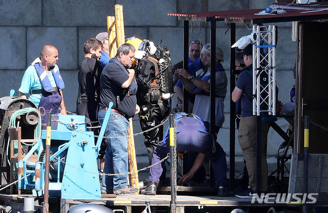 【부다페스트(헝가리)=뉴시스】추상철 기자 = 3일 오전(현지시각) 헝가리 부다페스트 다뉴브강 유람선 사고현장에서 헝가리 구조대 잠수부가 수중수색을 마친 후 복귀하고 있다. 2019.06.03.&nbsp; scchoo@newsis.com