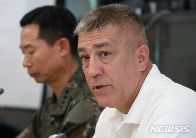 【부다페스트(헝가리)=뉴시스】추상철 기자 =유람선 사고 3일 오후(현지시각) 헝가리 부다페스트 다뉴브강 사고현장 인근에 마련된 헝가리측 CP에서 야노쉬 허이두 헝가리 대테러청장이 발언하고 있다. 송순근(왼쪽) 주헝가리 대사관 국방무관. 2019.06.03.&nbsp;&nbsp; photo@newsis.com