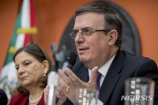 【워싱턴=AP/뉴시스】3일(현지시간) 미국 워싱턴DC 주멕시코 대사관에서 열린 기자회견에서 마르셀로 에브라르드 외무장관이 발언하고 있다. 2019.06.11.