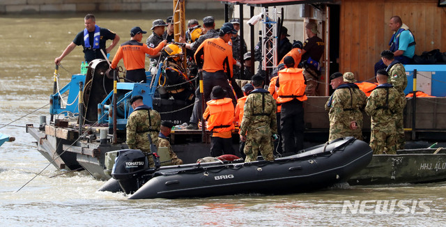 【부다페스트(헝가리)=뉴시스】추상철 기자 =유람선 사고 엿새째인 3일 오후(현지시각) 헝가리 부다페스트 다뉴브강 사고현장에서 대한민국 정부 합동 신속대응팀잠수사가 수중수색에 투입되고 있다. 2019.06.03.&nbsp; scchoo@newsis.com