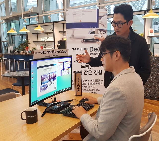 【서울=뉴시스】위워크 종로타워 지점에 운영 중인 '삼성 덱스 모빌리티 핫 데스크' 모습 (사진 삼성전자)