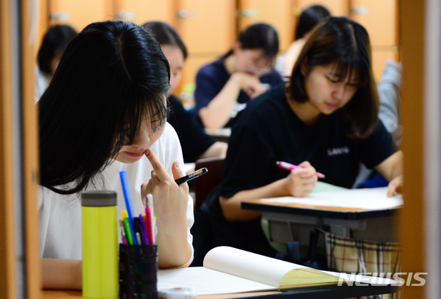 【청주=뉴시스】인진연 기자 = 한국교육과정평가원이 주관하는 2020학년도 대학수학능력시험 6월 모의평가가 4일 오전 8시 40분부터 충북 도내 78개 고사장(71개 고교, 7개 학원)에서 치러지는 가운데 청주 산남고등학교 3학년 학생들이 1교시 국어시험 문제를 풀고 있다. 2019.06.04inphoto@newsis.com