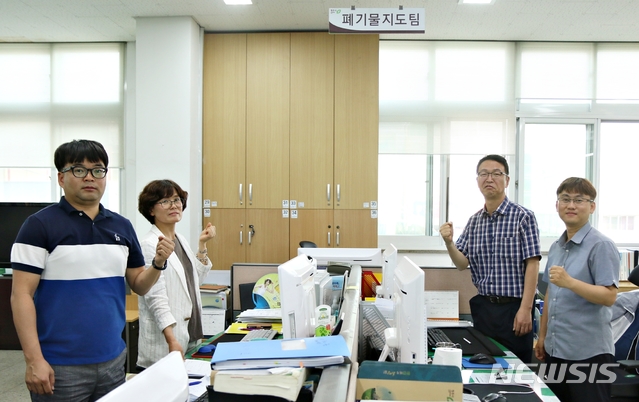 【청주=뉴시스】강신욱 기자 = 유엔이 정한 세계 환경의 날을 하루 앞둔 4일 충북 청주시청 2청사 자원정책과에서 폐기물지도팀 김홍석(오른쪽 두 번째) 팀장과 팀원들이 폐기물처리업체와의 행정소송과 행정심판에서 승소할 것을 다짐하고 있다. 2019.06.04. ksw64@newsis.com 