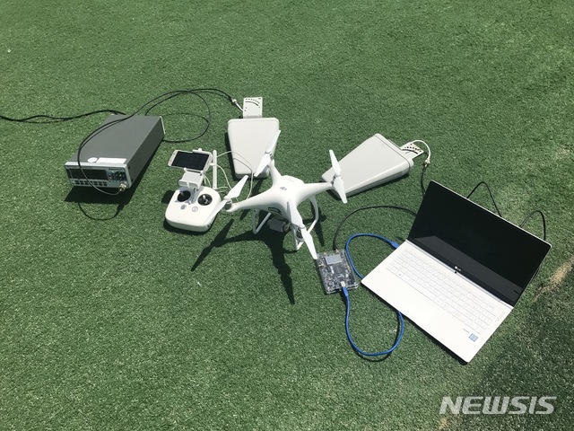 【대전=뉴시스】 김양수 기자 = 신호 위조를 통해 드론을 납치할 수 있는 안티 드론 기술이 KAIST에 의해 개발됐다. PC로부터 위조 GPS 전파를 생성해 지향성 안테나를 이용, 드론에 신호를 주입하는 방식이다. 사진은 KAIST의 안티 드론을 구성하는 장비들.2019.06.04(사진=KAIST 제공)&nbsp; photo@newsis.com