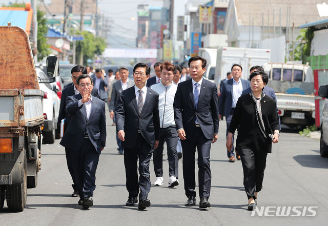 【홍성=뉴시스】유효상 기자 = 양승조 충남지가 4일 ‘충남의 최남단 섬’인 유부도를 찾아 지속가능한 해양 생태계 보전 방안 등을 구상하기 위해 회의장으로 이동하고 있다. 2019.06.04 (사진=충남도 제공)photo@newsis.com