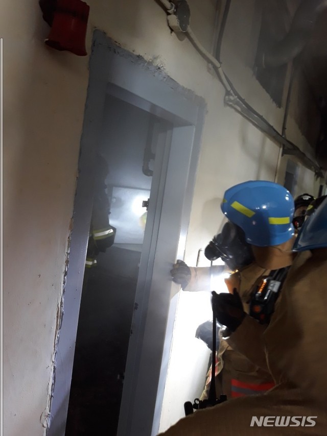 【인천=뉴시스】 김민수 기자 = 4일 오전 인천 송도의 한 쓰레기 자동 집하장에서 불이 나 소방당국이 진화작업을 벌이고 있다. 2019.06.04. (사진=송도소방서 제공) kms0207@newsis.com