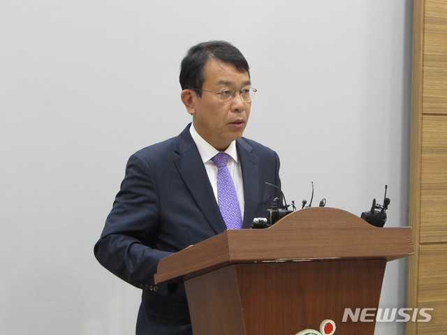 【청주=뉴시스】천영준 기자 = 정의당 김종대(비례대표) 의원은 4일 충북도청 브리핑룸에서 기자회견을 열어 정부가 주도하고 민·관·군이 협력하는 항공정비(MRO)단지를 청주에 조성해야 한다고 밝혔다. 2019.6.4. photo@newsis.com