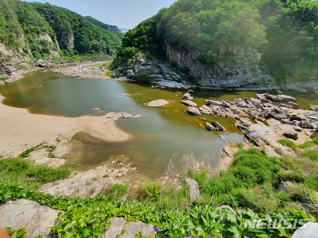 【철원=뉴시스】한윤식 기자 = 최근 가뭄이 이어지고 있는 3일 래프팅 명소인 강원 철원 한탄강이 바닥을 드러내고 있다. 2019.06.4. nssysh@newsis.com 
