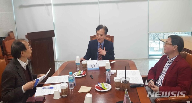 【세종=뉴시스】박진(가운데) 국회미래연구원장이 지난 3월22일 서울 영등포구 여의도동 국회의원 회관에서 열린 좌담회에서 사회를 보고 있다. 이날 좌담회에는 신동일 한경대 법학부 교수와 정학섭 전북대 사회학과 교수가 패널로 참석해 '안락사 확대'를 주제로 열띤 토론을 벌였다. (사진=국회미래연구원 제공)