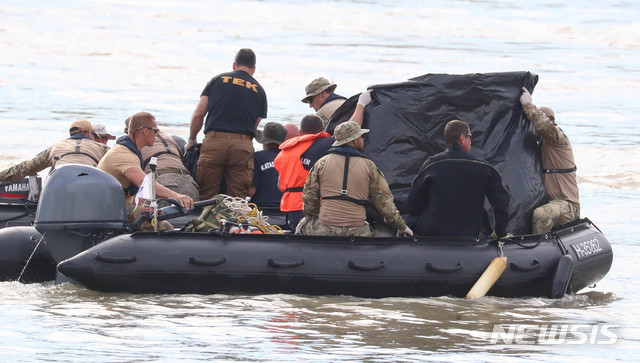【부다페스트(헝가리)=뉴시스】추상철 기자 =유람선 사고 엿새째인 3일 오후(현지시각) 헝가리 부다페스트 다뉴브강 사고현장에서 대한민국 정부 합동 신속대응팀 잠수사 투입으로 수습된 시신을 헝가리 구조대가 옮기고 있다. 2019.06.04.&nbsp; scchoo@newsis.com