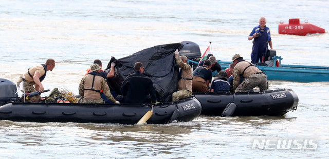 【부다페스트(헝가리)=뉴시스】추상철 기자 =유람선 사고 엿새째인 3일 오후(현지시각) 헝가리 부다페스트 다뉴브강 사고현장에서 대한민국 정부 합동 신속대응팀 잠수사 투입으로 수습된 시신을 헝가리 구조대가 옮기고 있다. 2019.06.04.&nbsp;&nbsp; scchoo@newsis.com