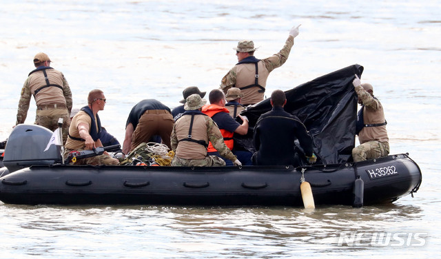 【부다페스트(헝가리)=뉴시스】추상철 기자 =유람선 사고 엿새째인 3일 오후(현지시각) 헝가리 부다페스트 다뉴브강 사고현장에서 대한민국 정부 합동 신속대응팀 잠수사 투입으로 수습된 시신을 헝가리 구조대가 옮기고 있다. 2019.06.04.&nbsp;&nbsp; scchoo@newsis.com