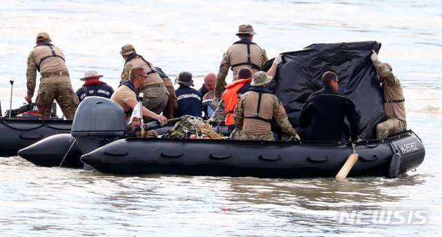 【부다페스트(헝가리)=뉴시스】추상철 기자 =유람선 사고 엿새째인 3일 오후(현지시각) 헝가리 부다페스트 다뉴브강 사고현장에서 대한민국 정부 합동 신속대응팀 잠수사 투입으로 수습된 시신을 헝가리 구조대가 옮기고 있다. 2019.06.04.&nbsp;&nbsp;&nbsp; scchoo@newsis.com