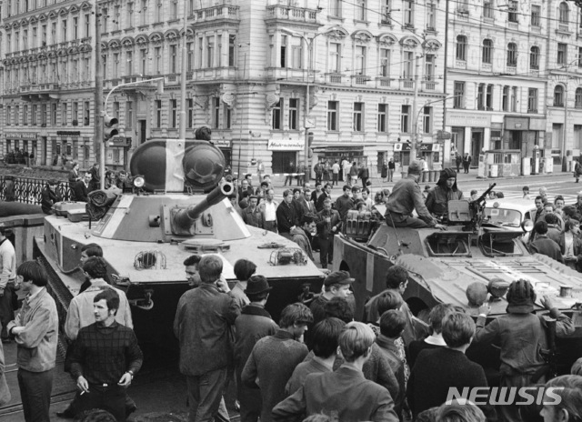 소련군 탱크와 장갑차가 프라하 시내에 진격한 1968년 8월 21일의 자료사진.&nbsp; 