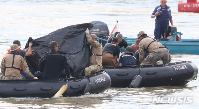 【부다페스트(헝가리)=뉴시스】추상철 기자 =유람선 사고 엿새째인 3일 오후(현지시각) 헝가리 부다페스트 다뉴브강 사고현장에서 대한민국 정부 합동 신속대응팀 잠수사 투입으로 수습된 시신을 헝가리 구조대가 옮기고 있다. 2019.06.04.&nbsp;&nbsp; scchoo@newsis.com
