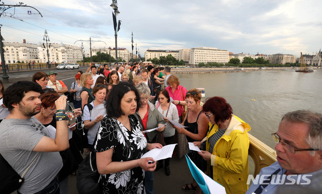【부다페스트(헝가리)=뉴시스】추상철 기자 =유람선 사고 엿새째인 3일 오후(현지시각) 헝가리 부다페스트 다뉴브강 사고현장위 머르기트 다리위에서 헝가리 국민들이 사고 희생자를 추모하며 아리랑을 부르고 있다. 2019.06.04.&nbsp; scchoo@newsis.com