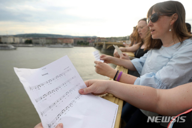 【부다페스트(헝가리)=뉴시스】추상철 기자 =유람선 사고 엿새째인 3일 오후(현지시각) 헝가리 부다페스트 다뉴브강 사고현장위 머르기트 다리위에서 헝가리 국민들이 사고 희생자를 추모하며 아리랑을 부르고 있다. 2019.06.04.&nbsp; scchoo@newsis.com