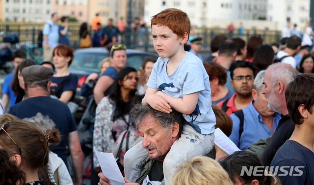 【부다페스트(헝가리)=뉴시스】추상철 기자 =유람선 사고 엿새째인 3일 오후(현지시각) 헝가리 부다페스트 다뉴브강 사고현장위 머르기트 다리위에서 헝가리 국민들이 사고 희생자를 추모하며 아리랑을 부르고 있다. 2019.06.04. scchoo@newsis.com