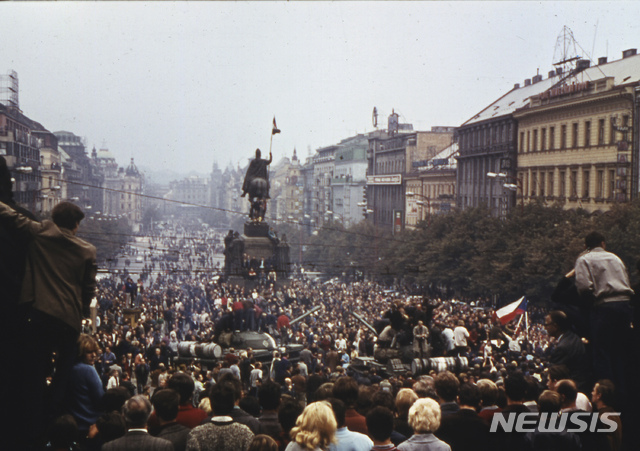 【프라하(체코)=AP/뉴시스】 1968년 8월 20일 프라하시내 광장에 모인 수많은 시위군중이 소련군의 침공에 항의하며 집회를 갖고 있다. 체코와 슬로바키아 정부는 러시아가 이 날의 침략의 역사를 왜곡하는 법개정을 한데 대해 강력히 비난했다.&nbsp;&nbsp; 