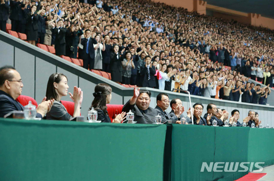 【서울=뉴시스】북한 노동신문은 김정은 국무위원장이 지난 3일 평양 5·1경기장에서 대집단체조와 예술공연 '인민의 나라'를 관람했다고 4일 보도했다. 이날 공연에 최근 모습을 보이지 않던 김여정(왼쪽 두번째) 북한 노동당 선전선동부 제1부부장이 김정은 국무위원장과 대집단체조 예술공연을 함께 관람했다고 보도했다. 2019.06.04. (출처=노동신문)&nbsp; photo@newsis.com