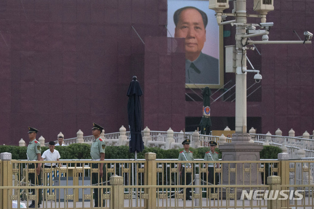 【베이징=AP/뉴시스】6·4 톈안먼 사태 30주년 기념일인 4일 톈안먼 광장에서 경찰들이 경계를 강화하고 있다. 2019.06.04 