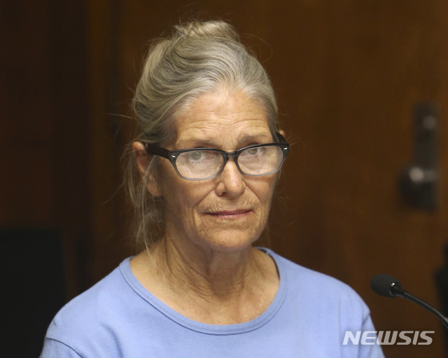 【코로나=AP/뉴시스】2017년 9월6일 '찰스 맨슨 패밀리' 일원 레슬리 밴 휴튼이 캘리포니아주 코로나에서 열린 가석방 청문회에 참석한 모습. 개빈 뉴섬 캘리포니아 주지사는 3일 휴튼의 가석방을 불허했다.&nbsp; 2019.06.04.