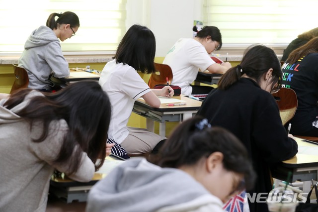 【서울=뉴시스】박주성 기자 = 대학수학능력시험 대비 6월 모의평가가 치러진 4일 서울 영등포구 여의도여자고등학교에서 학생들이 OMR 카드를 작성하고 있다. 2019.06.04.&nbsp; photo@newsis.com
