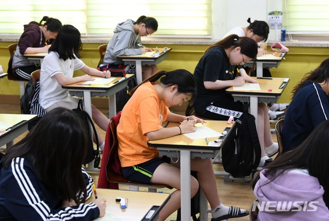 【서울=뉴시스】박주성 기자 = 전국 연합학력평가 대학수학능력시험 6월모의 평가시험이 치러지는 4일 오전 서울 여의도여고에서 고3 수험생들이 1교시 국어 영역시험을 준비하고 있다. 2019.06.04.&nbsp; photo@newsis.com