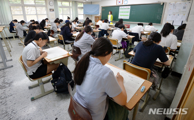【대구=뉴시스】우종록 기자 = 2020학년도 대학수학능력시험 6월 모의평가가 치러진 4일 오전 대구 수성구 범어동 대구여자고등학교에서 3학년 학생들이 1교시 국어시험 문제를 풀고 있다. 2019.06.04. wjr@newsis.com
